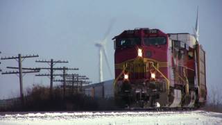 preview picture of video 'BNSF 700 (Warbonnet) Near Lee, Illinois on 12-11-09'