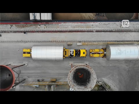 So werden zwei XXL-Weintanks durch Südbadens enge Gassen manövriert