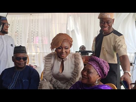 LATEEF ADEDIMEJI AND HIS BEAUTIFUL WIFE MOBIMPE WALK MAJESTICALLY TO GREET HIS HUSBAND MOTHER