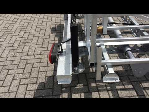 Hydraulic leveling system on a Coxx X-Low market truck chassis