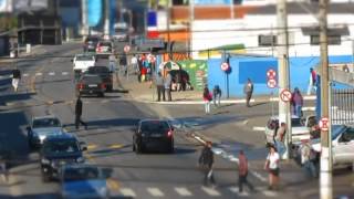 preview picture of video 'Movimentação no centro de Mairiporã (Efeito Miniatura 10x acelerado)'