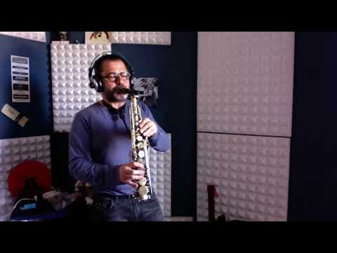 Rosario Giuliani plays some notes of 26-2 by John Coltrane on his Emeo Digital Saxophone