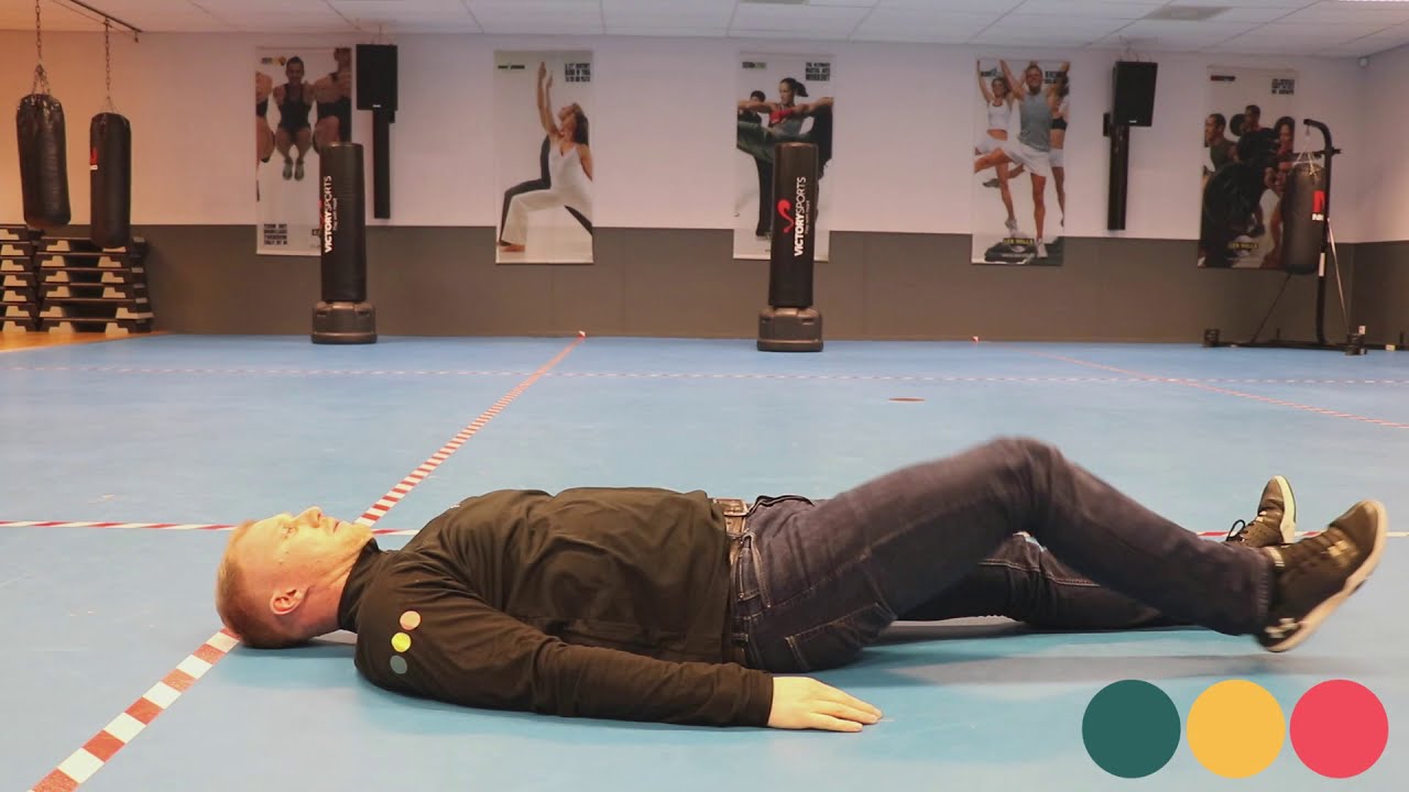 Video thumbnail: Buigen/strekken knie (lig) — instructievideo