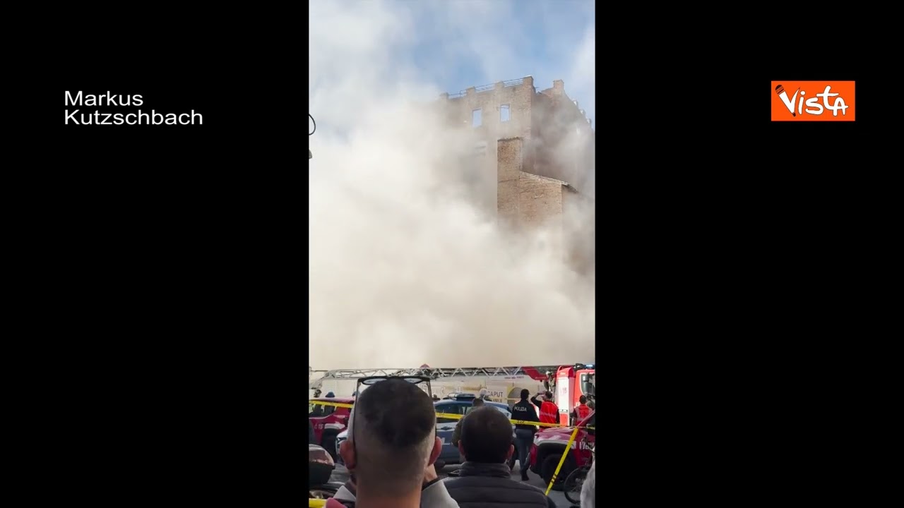 Il momento del secondo crollo della Torre dei Conti ai Fori Imperiali a Roma