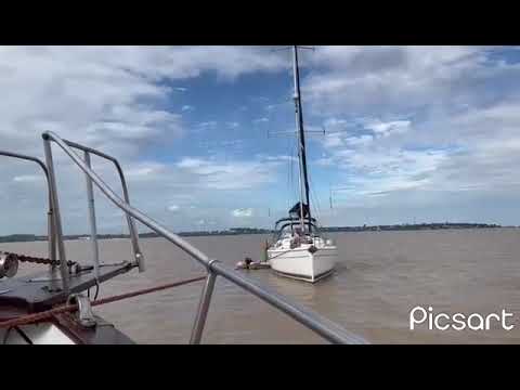 mañobra con velero varado frente a la costa de Colonia