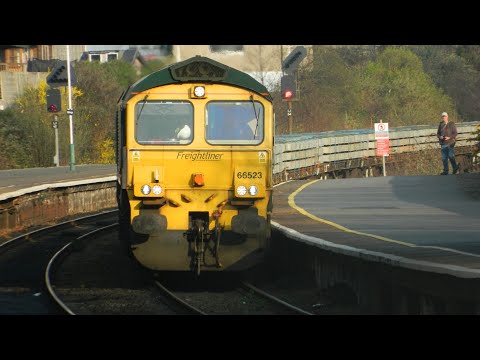 Freightliner 66523 passes Llandudno Junction with a lovely 2 tone