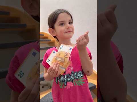 Emilia knows exactly what Mia is doing 😂🤷‍♂️