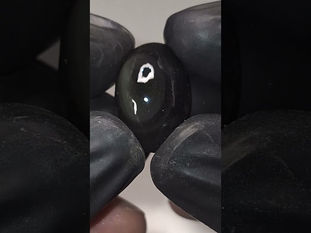 حجر أوبسيدان مصور هيئة عين طبيعي