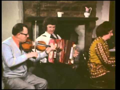 Seán Maguire, Kevin Loughlin & Josephine Keegan - Playing Two Hornpipes