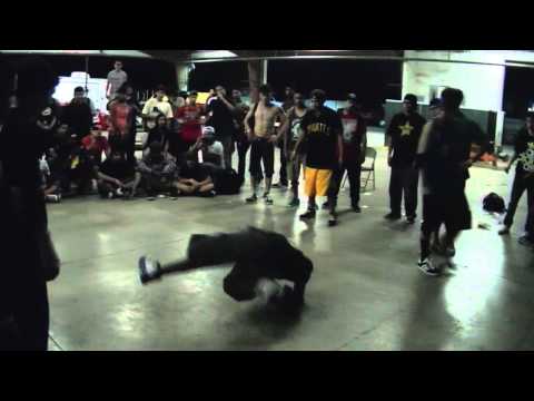 Gravedad Zero vs Havikoro at Triple Threat 9