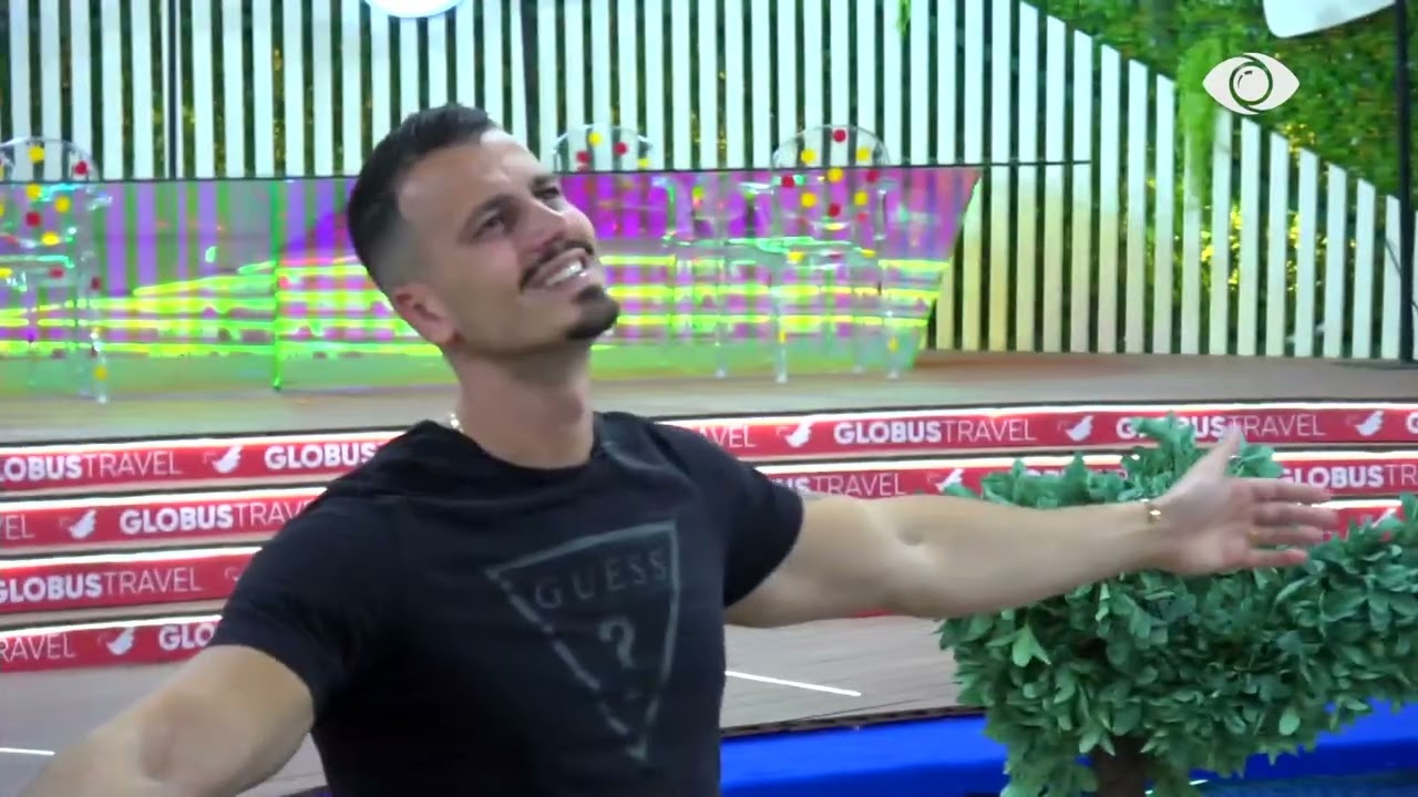 Selin dhe Mateo vijojnë të kërcejnë në oborr