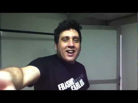 Gabriel Thomaz e Bacalhau cantando