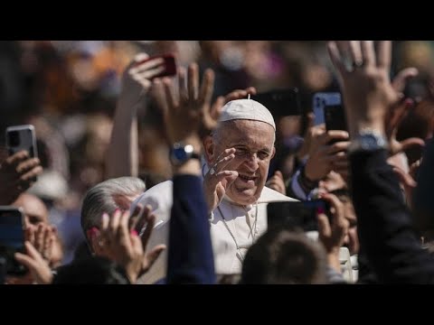 شاهد البابا فرنسيس يجول على المؤمنين بعد انتهاء قداس عيد القيامة
