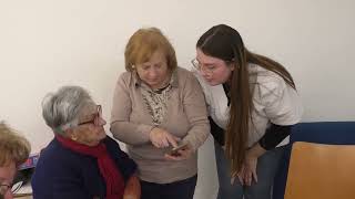 Casal de Tercera edad enseñan a sus mayores la utilización de la APP del Centro de Salud