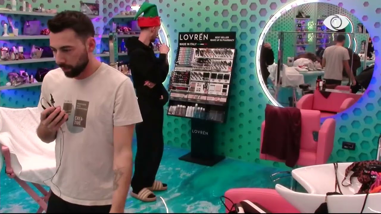 Kristi dhe Angelo përpiqen të gjejnë ambiente në shtëpi për të fshehur cigaret