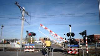 preview picture of video 'Spoorwegovergang Pijnacker Railroad/ Level Crossing'