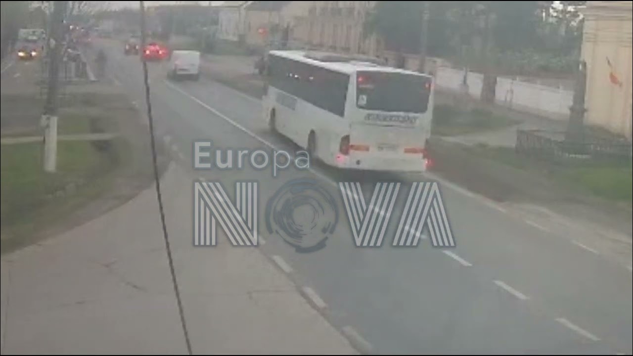 Momentul impactului între o ambulanță și o mașină, la Săcalaz