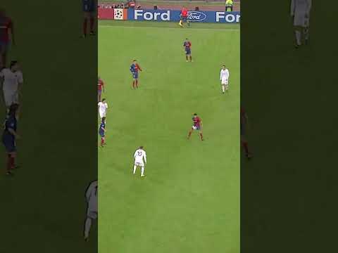 Just Xavi mastering the art of football  🥰🎮