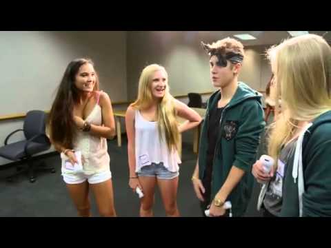 Justin Bieber Sorprende a unas Fans bailando Beauty and the Beat