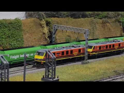 MT4 - 4M87 - FL90s - Cheeseburger liveried Skodas head north on a freight liner