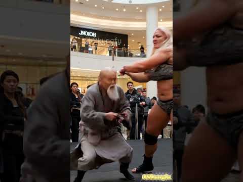 Shaolin Monk Enrages Female Boxer,Don't despise Shaolin legs. #wushufight #kungfu #shaolin