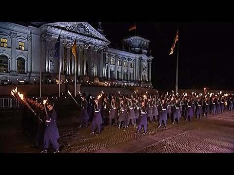Preußischer Zapfenstreichmarsch vor dem Reichstag: Wachbataillon BMVg/Musikkorps der Bundeswehr