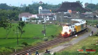 preview picture of video 'Traksi Ganda Kereta Api Sri Tanjung'