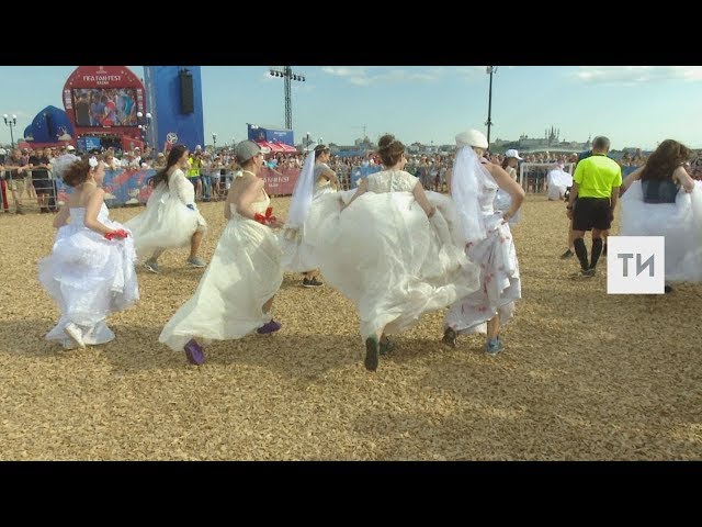 Невесты Казани устроили футбольный матч в центре Фан-Феста города