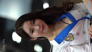 다소곳한 자세로 앉아서 포즈를 취하는 모델 ~  ややこしい姿勢で座ってポーズを取るモデル