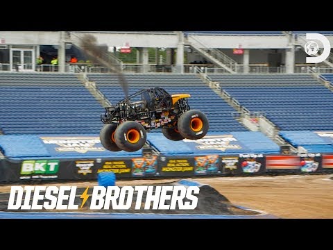 重D能跳多高？| 迪塞爾兄弟。怪獸跳 (How High Can Heavy D Jump? | Diesel Brothers: Monster Jump LIVE)