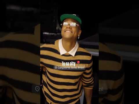Leo Santana desce da van à noite em Campinorte