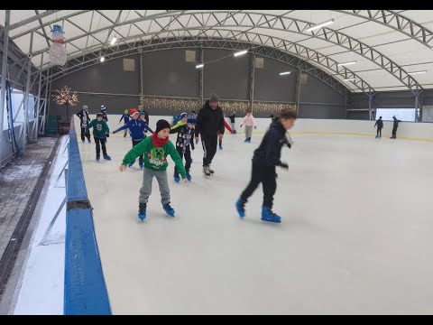 Kryte sztuczne lodowisko w Suwałkach rozpoczęło sezon. O mróz trudno nawet na polskim biegunie zimna