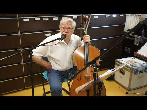 Peter Henn erklärt die Bogenhaltung beim Cello.