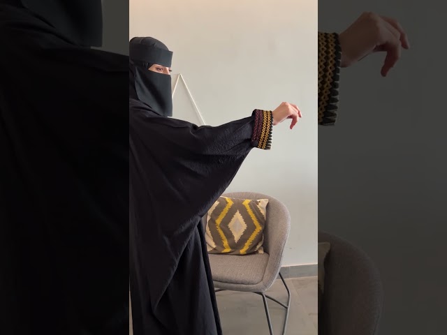 عباية سوداء باكمام  مطرزة سدو