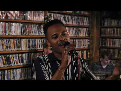 Sedric Perry sings 'Circles' feat. Roman Klobe — Cassette Head Sessions