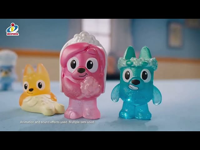 Vídeo relacionado con Bluey Pack 4 Figuras, Costume Party, Figuras Articuladas Amigos Preparados para IR de Aventuras, Muñecos de la Serie Infantil, Juguetes Exclusivos, Famosa (BLY86000)