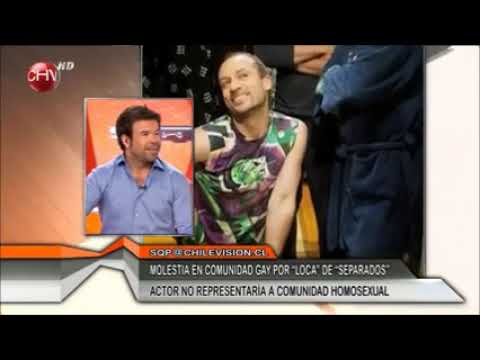 Felipe Avello imita respetuosamente a un homosexual.