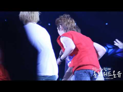 [FANCAM] 110820 Foolish Onew walking weirdly during A YO! @ N@nj!ng