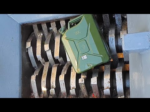 シャベル、缶、木材、レンガなどを巨大シュレッダーで細断します。