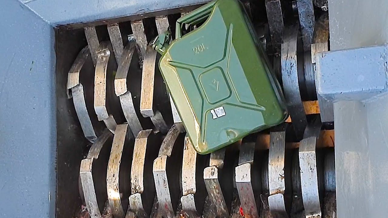 シャベル、缶、木材、レンガなどを巨大シュレッダーで細断します。