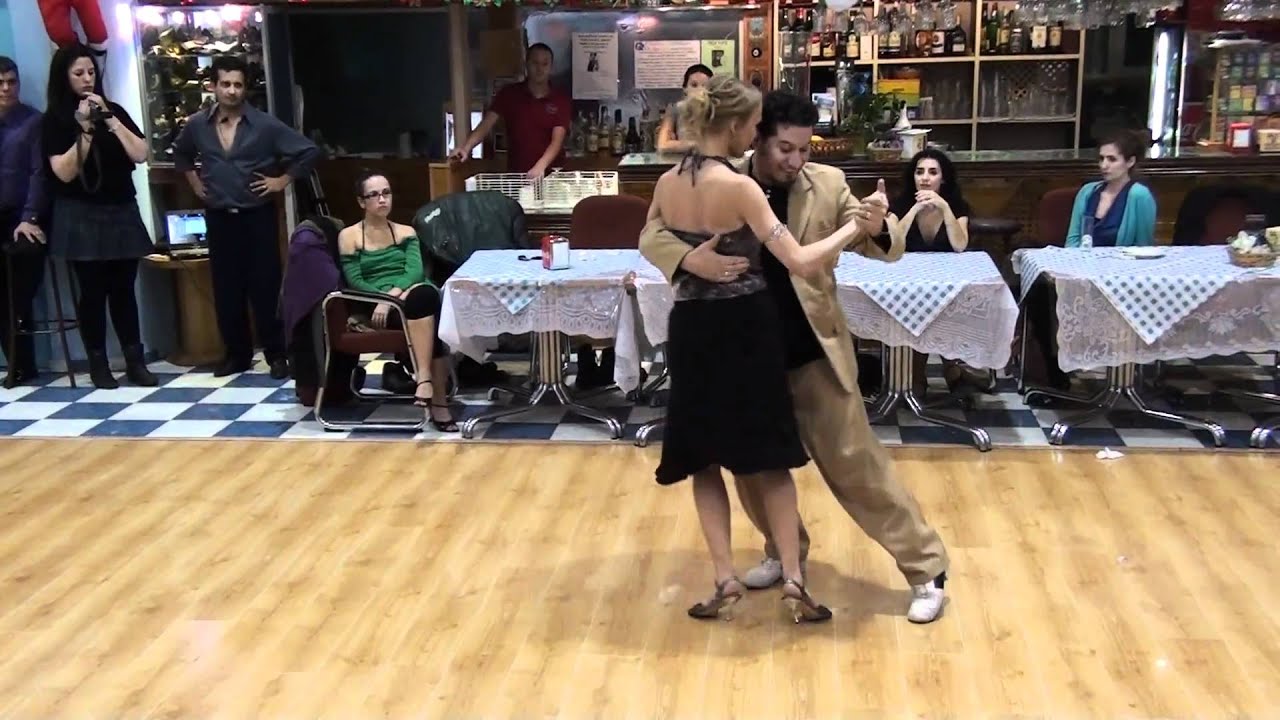 Luiza Pasierowska y Marcelo Almirón  "Sácale punta"