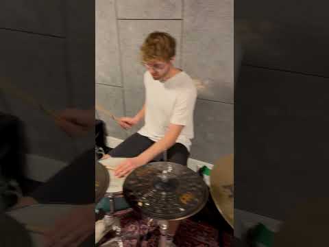 Apache 207 Drummer bringt seinen Studenten die Beats der Live-Shows bei