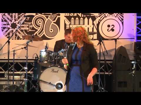 MARLĒNA - Es kliedzu vējam sejā (BILDES 2015)