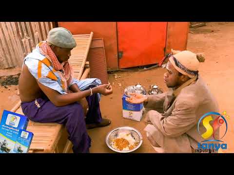 Le Fou Woroli, le vieux en palabre avec son fils Khassa qu'il ne veut pas qu'on l'appel Dansogo