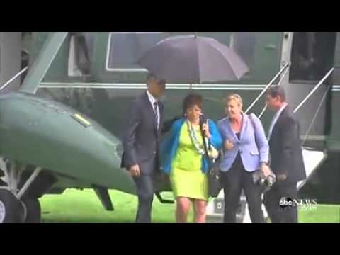 barak obama comparte paraguas con sus asistentes en fuerte lluvia