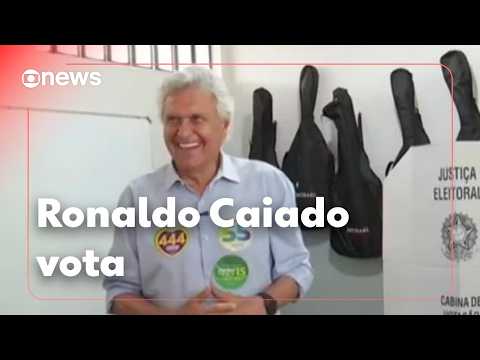 Ronaldo Caiado vota em Nova Crixás, em Goiás