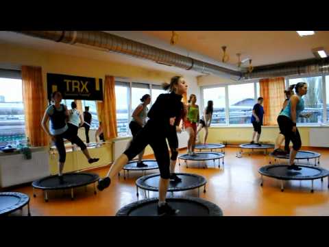 9400hir.hu - Ahol a fiúk hamarabb kidőlnek... Trambulinos aerobic edzés