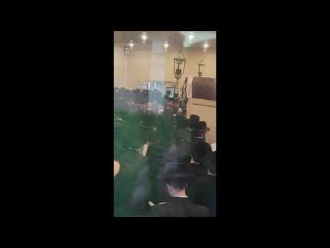 Viznitz Willamsburg Rebbe Visits His Father's Tziyun Before Rosh Hashana 5782