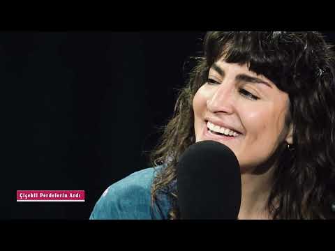 SASA SERAP & FERYAL ÖNEY /  SALLANA SALLANA (ÇİÇEKLİ PERDELERİN ARDI - Canlı Performans)