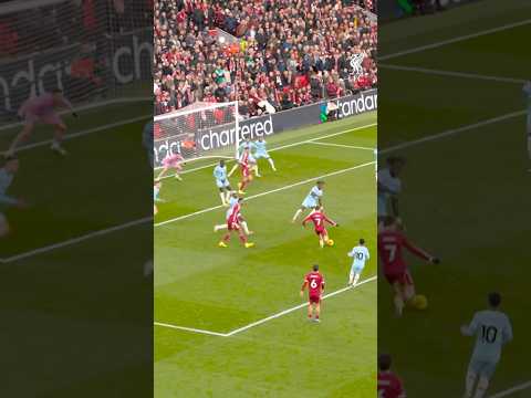 Florian Wirtz through a crowd! 👊